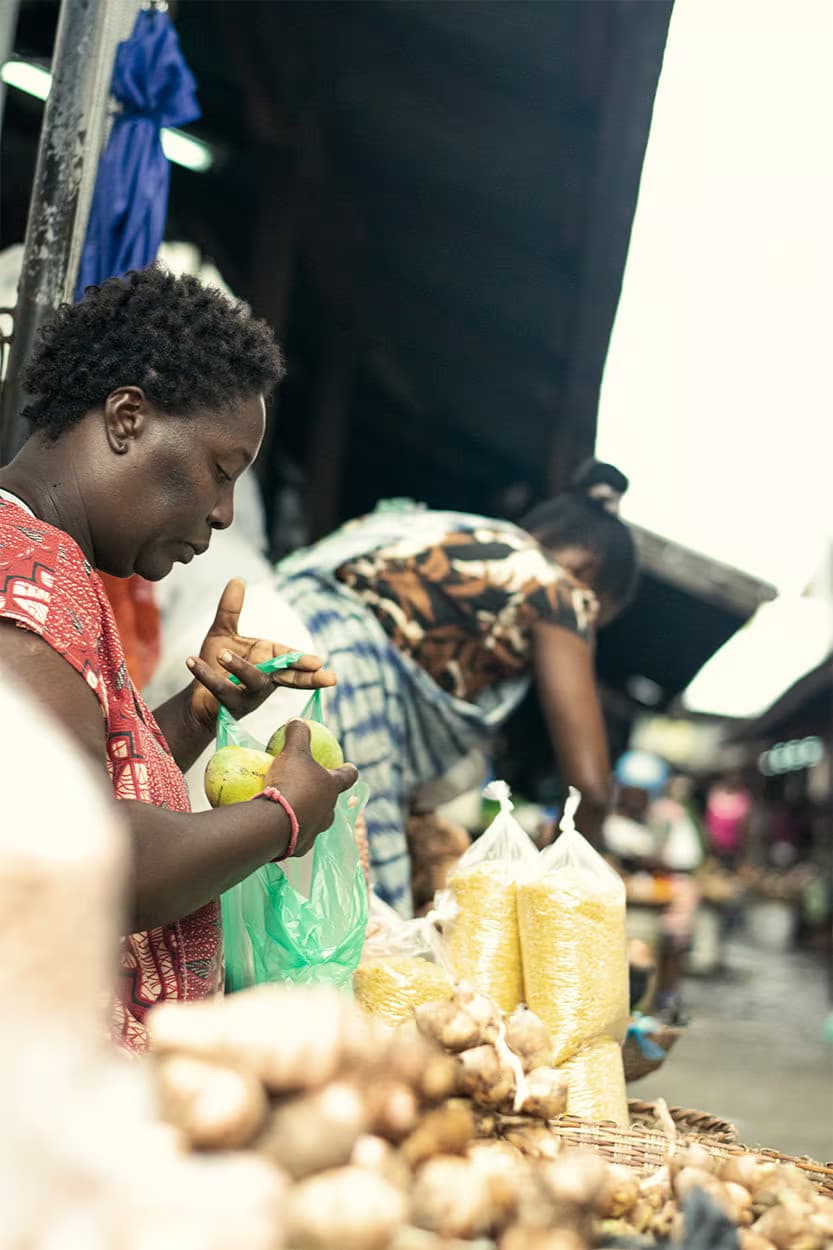 market lady selling mangoes in suriname